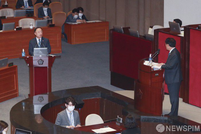 [서울=뉴스핌] 이형석 기자 = 홍남기 부총리 겸 기획재정부 장관이 23일 오후 서울 여의도 국회에서 열린 본회의에서 경제에 관한 대정부 질문에 답하고 있다. 2020.07.23 leehs@newspim.com