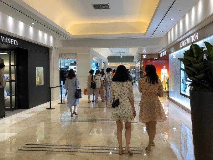 코로나19 수도권 재확산 이후에도 강남 신세계백화점 2층 명품 매장에는 고객들이 많았다. [서울=뉴스핌] 구혜린 기자 2020.08.20 hrgu90@newspim.com