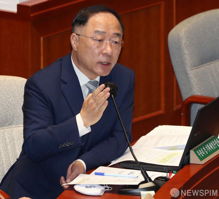 [서울=뉴스핌] 최상수 기자 = 홍남기 부총리 겸 기획재정부 장관이 24일 국회 예산결산특별위원회 전체회의에 출석해 의원들의 질의에 답변하고 있다. 2020.08.24 kilroy023@newspim.com