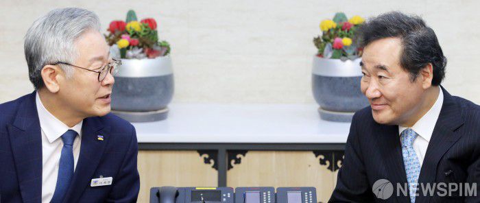 [수원=뉴스핌] 정일구 기자 = 이낙연 더불어민주당 당대표 후보(오른쪽), 이재명 경기도지사(왼쪽) mironj19@newspim.com