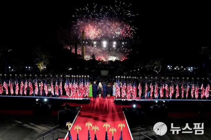 도널드 트럼프 미국 대통령과 그의 가족이 백악관 상공에서 터지는 폭죽을 구경하고 있다. [사진= 로이터 뉴스핌]