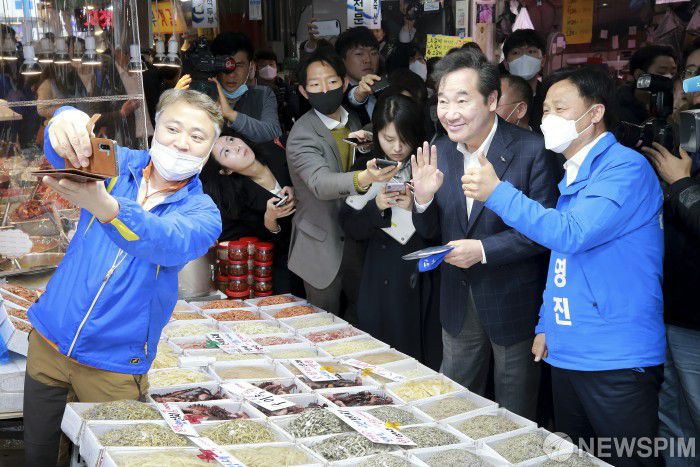 [수원=뉴스핌] 이형석 기자 = 이낙연 더불어민주당 상임 선대위원장이 지난 4월 1일 오전 경기도 수원시 팔달구 못골종합시장에서 상인과 기념촬영을 하고 있다. 2020.04.01 leehs@newspim.com
