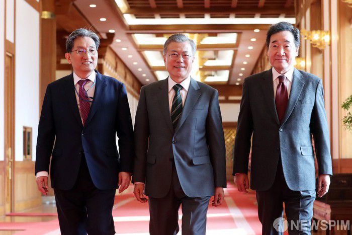 [서울=뉴스핌] 문재인 대통령(가운데)과 이낙연 더불어민주당 대표(오른쪽).[사진=청와대 ] 2019.02.12.