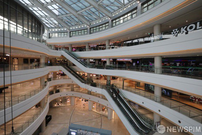 [서울=뉴스핌] 백인혁 기자 = 수도권 사회적 거리두기 2.5단계가 시행된 30일 오전 서울 영등포구 타임스퀘어가 한산한 모습을 보이고 있다. 2020.08.30 dlsgur9757@newspim.com