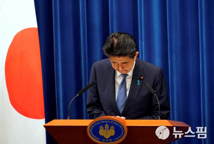 [도쿄 로이터=뉴스핌] 이영기 기자=28일(현지시간) 일본의 아베 신조 총리가 사임 기자회견을 하고 있다. 2020.08.29 007@newspim.com