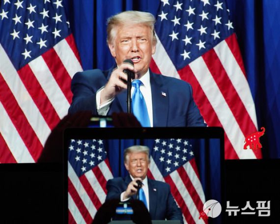 [샬럿 신화사 = 뉴스핌 특약] 미국 노스캐롤라이나주 샬럿에서 공화당 전당대회가 열린 가운데,첫날인 8월 24일(현지시간) 도널드 트럼프 대통령이 연설에 나섰다.