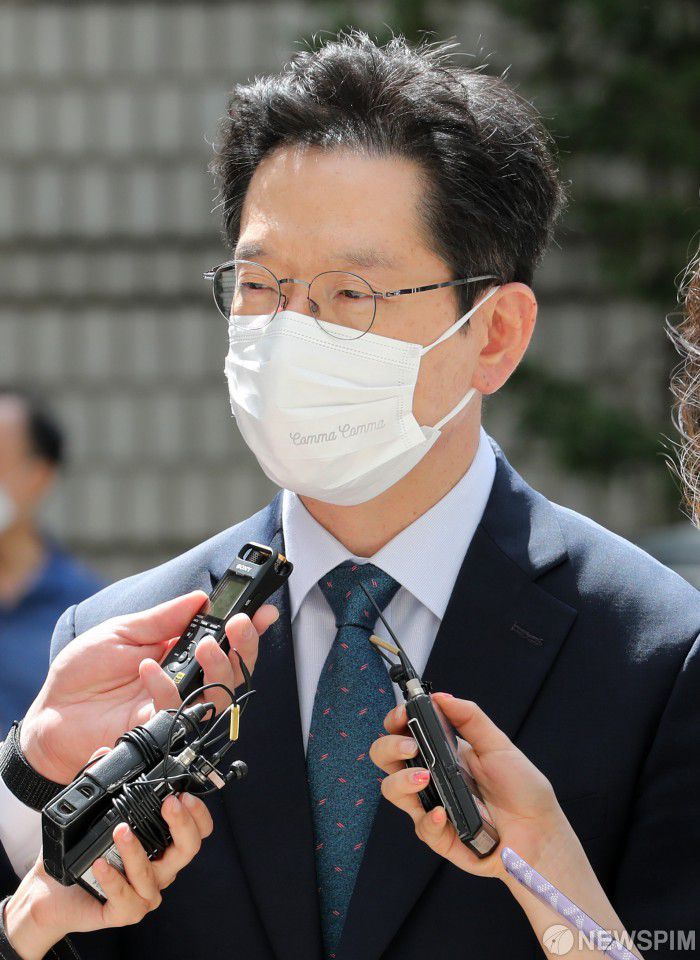 [서울=뉴스핌] 백인혁 기자 = '댓글 조작 의혹'으로 기소된 김경수 경남도지사가 3일 오후 서울 서초구 서울고등법원에서 열린 2심 속행 공판에 출석 중 취재진의 질문에 답변하고 있다. 2020.09.03 dlsgur9757@newspim.com