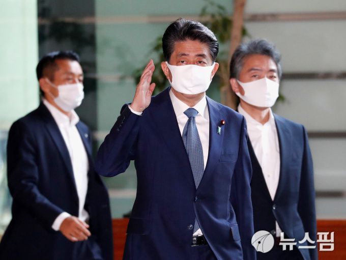 [도쿄 로이터=뉴스핌] 오영상 전문기자 = 아베 신조 일본 총리가 28일 오전 다소 야위어보이는 얼굴로 총리 관저에 들어서고 있다. 2020.08.28 goldendog@newspim.com