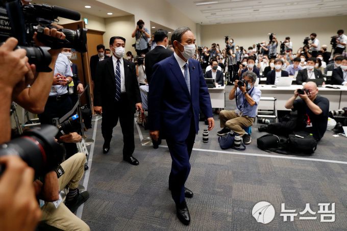 [도쿄 로이터=뉴스핌] 오영상 전문기자 = 스가 요시히데(菅義偉) 일본 관방장관이 2일 자민당 총재 선거 출마 기자회견장에 들어서고 있다. 2020.09.03 goldendog@newspim.com