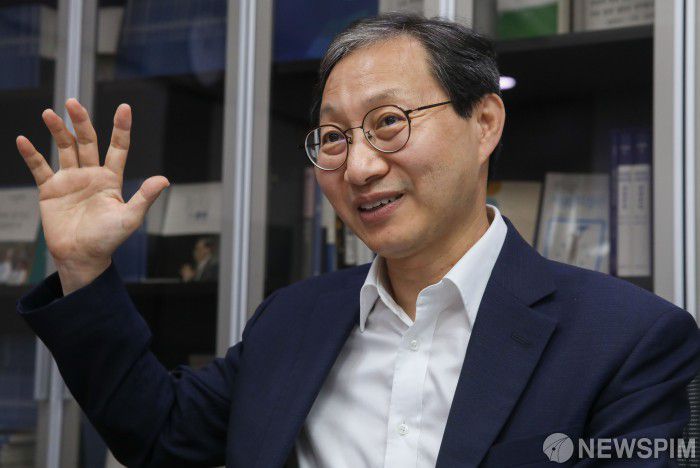 [서울=뉴스핌] 최상수 기자 = 김성주 더불어민주당 의원이 지난 2일 오전 서울 여의도 국회의원회관에서 뉴스핌과 인터뷰를 하고 있다. 2020.09.02 kilroy023@newspim.com