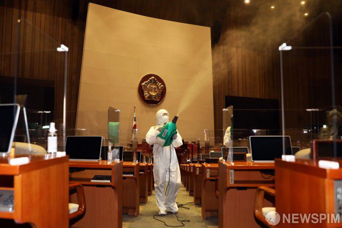 [서울=뉴스핌] 3일 오후 서울 여의도 국회 본회의장에서 방역요원이 방역을 하고 있다. [사진=국회] 2020.09.03 photo@newspim.com