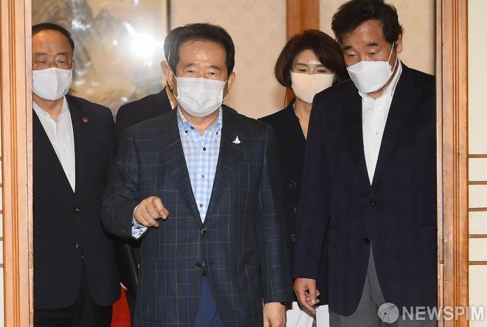 [서울=뉴스핌] 윤창빈 기자 = 정세균 국무총리와 이낙연 더불어민주당 대표, 홍남기 경제부총리 등이 6일 서울 삼청동 총리공관에서 열린 고위 당정협의회에 들어서고 있다. 2020.09.06 pangbin@newspim.com