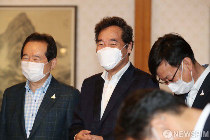 [서울=뉴스핌] 윤창빈 기자 = 정세균 국무총리(왼쪽)와 이낙연 더불어민주당 대표, 김상조 청와대 정책실장이 6일 서울 종로구 총리공관에서 열린 고위당정협의회에서 대화를 하던 중 활짝 웃고 있다. 2020.09.06 pangbin@newspim.com