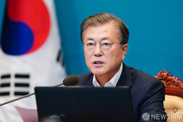 문재인 대통령이 지난달 31일 오후 청와대 여민관에서 수석·보좌관회의를 주재하고 있다. [사진=청와대]