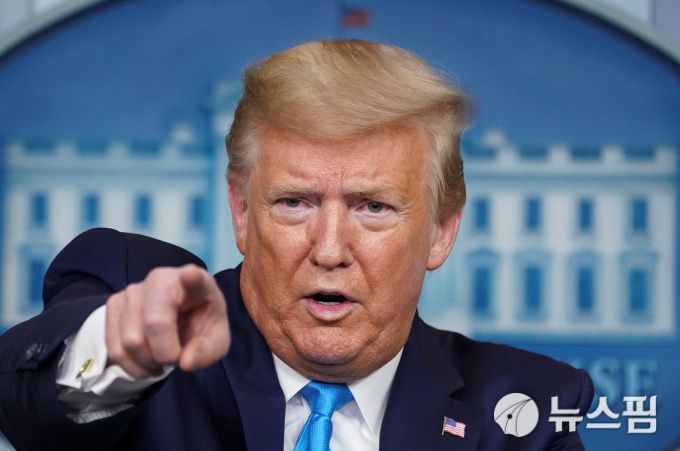 [워싱턴 로이터=뉴스핌] 이홍규 기자 = 도널드 트럼프 미국 대통령이 백악관 코로나19(COVID-19) 대응 태스크포스(TF) 브리핑에서 취재진의 질문을 받고 있다. 2020.04.07 bernard0202@newspim.com