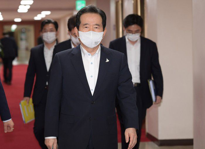 [서울=뉴스핌] 이한결 기자 = 정세균 국무총리가 10일 오후 서울 종로구 정부서울청사에서 열린 임시 국무회의에 입장하고 있다. 2020.09.10 alwaysame@newspim.com