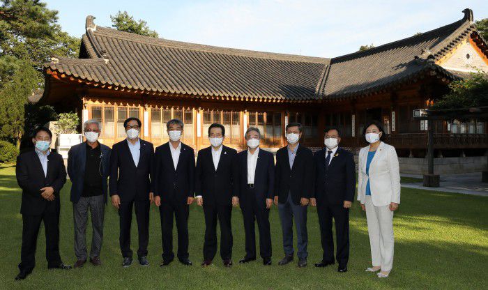 [서울=뉴스핌] 최상수 기자 = 정세균 국무총리가 10일 오후 종로구 총리공관에서 '전국소상공인단체 대표들과의 대화'를 주제로 열린 제18차 목요대화에서 참석자들과 기념촬영을 하고 있다. 정 총리는 이번 목요대화에서 전국 소상공인단체 대표들을 만나 재난지원금 등 4차 추가경정예산(추경)안에 포함된 소상공인‧자영업자 대상 정부지원 대책을 설명했다. 2020.09.10 kilroy023@newspim.com