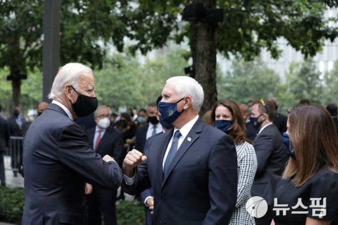 [뉴욕 로이터 =뉴스핌]김근철 기자=미국 민주당 대선후보 조 바이든 전 부통령(왼쪽)과 마이크 펜스 부통령이 11일(현지시간) 뉴욕에서 열린 911테러 19주년 추도식에서 만나 팔꿈치로 인사하고 있다. 2020.09.11 kckim100@newspim.com
