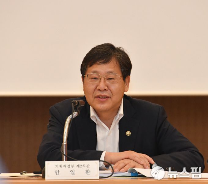안일환 기재부 2차관이 19일 서울지방조달청에서 열린 '혁신조달 참여기업 간담회'에서 발언하고 있다. [사진=기획재정부] 2020.08.19 204mkh@newspim.com