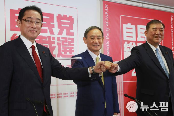 [도쿄 로이터=뉴스핌] 오영상 전문기자 = 자민당 총재 선거 연설회 참석한 기시다 후미오(岸田文雄) 정조회장(왼쪽부터), 스가 요시히데(菅義偉) 관방장관, 이시바 시게루(石破茂) 전 간사장. 2020.09.08 goldendog@newspim.com