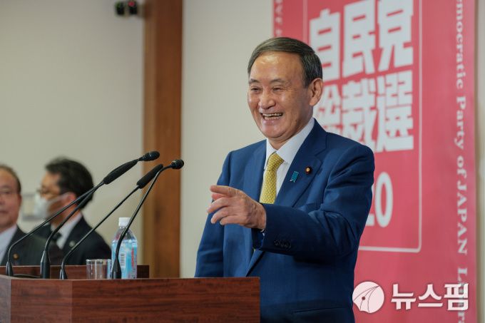 [도쿄 로이터=뉴스핌] 김선미 기자 = 아베 신조(安倍晋三) 총리의 후임을 결정하는 일본 자민당 총재 선거에서 압승을 거둔 스가 요시히데(菅義偉) 관방장관이 당선 후 첫 기자회견에 나섰다. 2020.09.14 gong@newspim.com