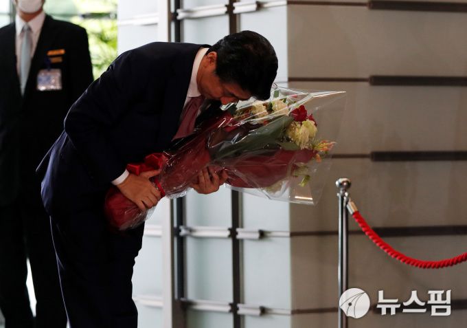[도쿄 로이터=뉴스핌] 오영상 전문기자 = 16일 퇴임한 아베 신조(安倍晋三) 일본 총리가 공관을 나서기 전 고개 숙여 인사하고 있다. 2020.09.16 goldendog@newspim.com