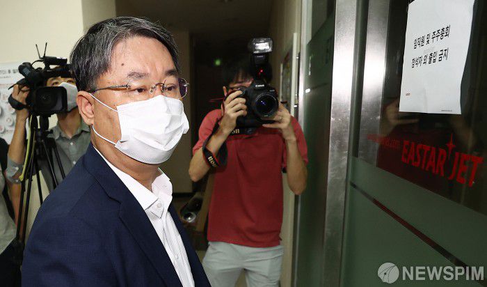 [서울=뉴스핌] 김학선 기자 = 최종구 이스타항공 대표가 9일 오전 서울 강서구 이스타항공 본사에서 열린 임시주주총회에 참석하고 있다. 이날 주총은 제주항공이 계약 해지를 통보하기 전에 소집된 것이라고 이스타항공 측은 밝혔다. 2020.09.09 yooksa@newspim.com