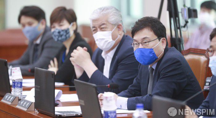 [서울=뉴스핌] 이형석 기자 = 이상직 더불어민주당 의원(오른쪽)이 30일 오전 서울 여의도 국회에서 열린 문화체육관광위원회 전체회의에 자리하고 있다. 2020.07.30 leehs@newspim.com