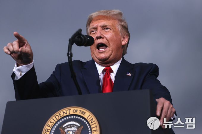 도널드 트럼프 미국 대통령이 노스캐롤라이나주 윈스턴세일럼 소재 스미스 레이놀즈 공항에서 유세 연설을 하고 있다. 2020.09.08 [사진=로이터 뉴스핌]