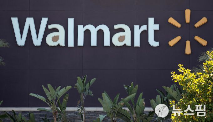 [캘리포니아=뉴스핌] 박진숙 기자=미국 캘리포니아주 로즈미드에 있는 월마트의 로고. 2020.07.16 justice@newspim.com