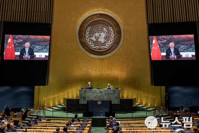 [뉴욕=뉴스핌]김근철 기자=미국 뉴욕의 유엔 본부 총회장에서 22일(현지시간) 시진핑 중국 국가 주석의 화상 연설 화면이 중계되고 있다. 2020.09.23 kckim100@newspim.com