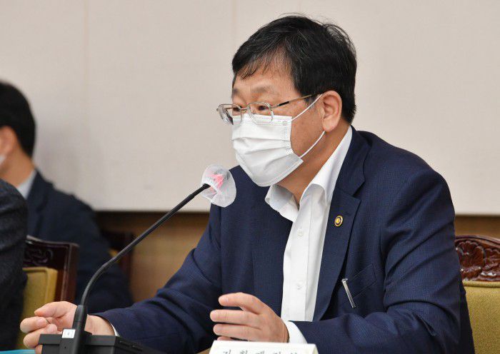 [서울=뉴스핌] 안일환 기획재정부 제2차관이 15일 서울 종로구 정부서울청사에서 열린 '범정부 4차 추경 TF 회의'를 주재하며 발언하고 있다. [사진=기획재정부] 2020.09.15 photo@newspim.com