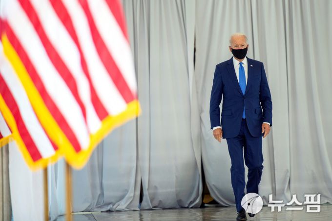 미국 대선 민주당 후보인 조 바이든 전 부통령이 20일(현지시간) 필라델피아의 국립헌법센터(NCC)로 들어가고 있다. [사진=로이터 뉴스핌]