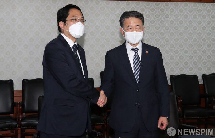 [서울=뉴스핌] 이한결 기자 = 박능후 보건복지부 장관(오른쪽)과 최대집 대한의사협회장이 지난 4일 오후 서울 종로구 정부서울청사에서 열린 의·정 협의체 구성 합의서 체결식을 마친 뒤 기념촬영을 하고 있다. 2020.09.04 alwaysame@newspim.com