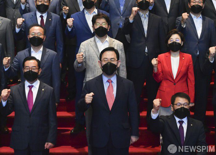 [서울=뉴스핌] 이형석 기자 = 주호영 국민의힘 원내대표 등 당 소속 의원들이 24일 국회 로텐더홀 계단에서 열린 북한 총격 사망 사건 관련 규탄대회에서 구호를 외치고 있다. 2020.09.24 leehs@newspim.com