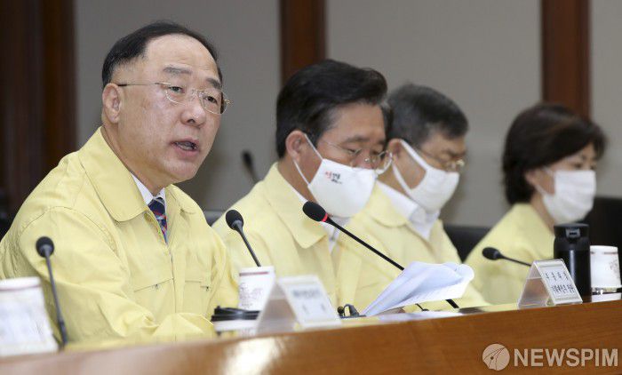 [서울=뉴스핌] 이형석 기자 = 홍남기 부총리 겸 기획재정부 장관이 20일 오전 서울 여의도 한국수출입은행에서 열린 제2차 한국판 뉴딜 관계장관회의 겸 제14차 비상경제 중앙대책본부 회의에서 모두발언을 하고 있다. 2020.08.20 leehs@newspim.com