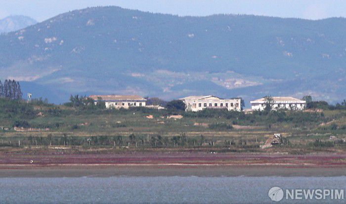 [인천=뉴스핌] 정일구 기자 = 서해 북단 소연평도 인근 해상에서 실종된 민간인이 북한의 총을 맞고 사망한 가운데 지난 25일 인천 강화군 교동도에서 바라본 북한 마을이 고요한 모습을 보이고 있다. 군과 정보 당국은 지난 21일 실종된 해수부 산하 서해어업관리단 소속 8급 공무원 A씨가 월북을 시도하다가 북측 해상에서 표류했고, 22일 북한의 총격을 받고 사망했다고 밝혔다. 2020.09.25 mironj19@newspim.com