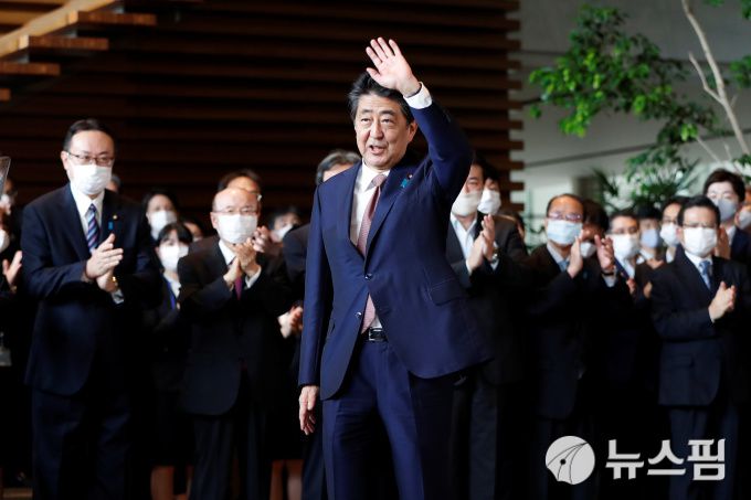 [도쿄 로이터=뉴스핌] 오영상 전문기자 = 16일 퇴임한 아베  신조(安倍晋三) 일본 총리가 손을 들어 직원들에게 답례하고 있다. 2020.09.16 goldendog@newspim.com
