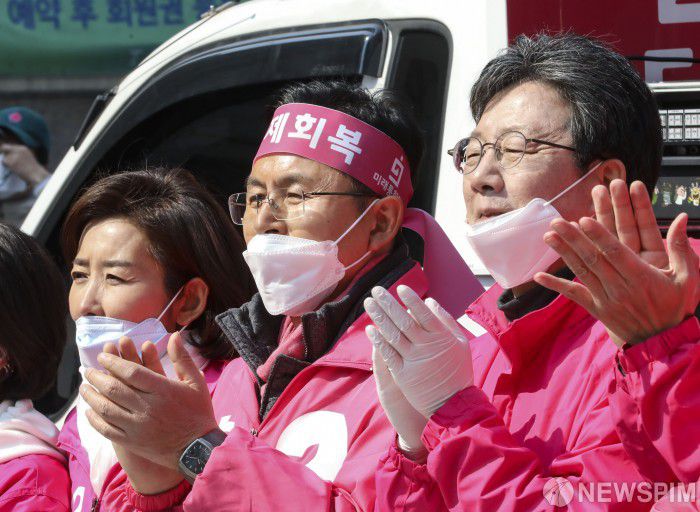 [서울=뉴스핌] 이한결 기자 = 지난 4월 12일 오전 서울 종로구 청계광장에서 열린 미래통합당 '4·15 총선 대국민 호소 유세'에서 참가자들이 박수를 치고 있다. 왼쪽부터 나경원 동작을 후보, 황교안 종로 후보, 유승민 의원. 2020.04.12 alwaysame@newspim.com