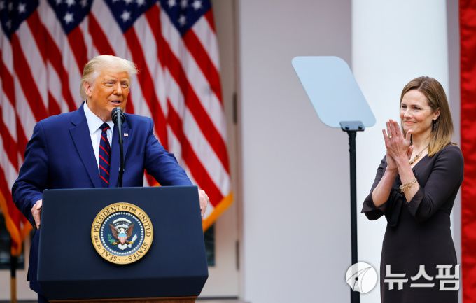 도널드 트럼프 미국 대통령과 에이미 코니 배럿 연방대법관 후보 지명자 [사진= 로이터 뉴스핌]