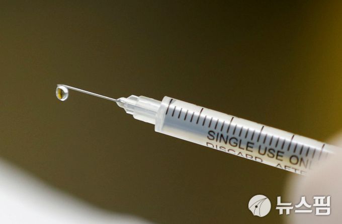 [요하네스버그 로이터=뉴스핌] 김선미 기자 = 남아프리카공화국 요하네스버그의 한 연구센터에서 임상시험이 진행 중인 코로나19(COVID-19) 백신 후보물질이 자원자들에 접종되기 전 주사기에 담겨 있다. 2020.09.22 gong@newspim.com