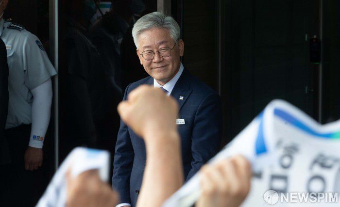 [수원=뉴스핌] 윤창빈 기자 = 이재명 경기도지사가 지난 7월 16일 오후 경기도 수원 경기도청에서 대법원 판결에 관한 입장 발표를 마치고 지지자들을 바라보고 있다. 이날 대법원은 이재명 경기도지사의 '친형 강제입원' 관련 허위사실 공표 혐의에 대해 무죄 취지로 파기환송 판결을 내렸다. 2020.07.16 pangbin@newspim.com