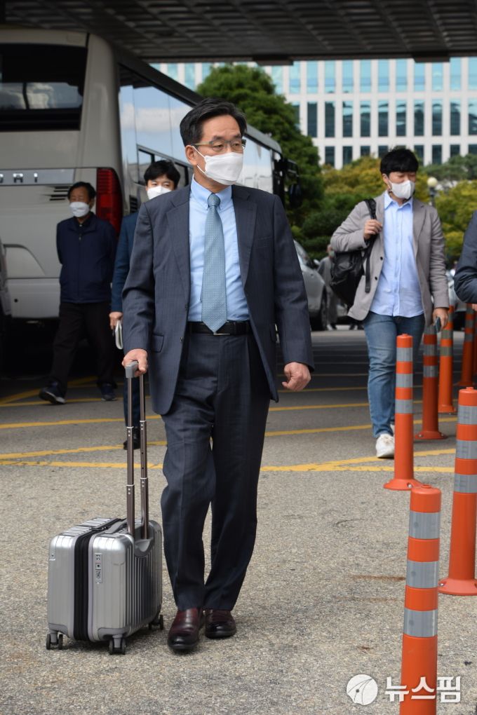 [광주=뉴스핌] 전경훈 기자 = 사자명예훼손 혐의를 받는 전두환씨의 형사재판 결심이 열린 5일 광주지방법원에서 전씨의 변호인인 정주교 변호사가 변론자료를 들고 법원으로 향하고 있다. 2020.10.05 kh10890@newspim.com