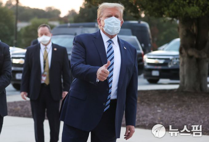 [베데스다 로이터=뉴스핌] 최원진 기자= 도널드 트럼프 미국 대통령이 퇴원하면서 취재진에게 엄지를 들어보이고 있다. 2020.10.05