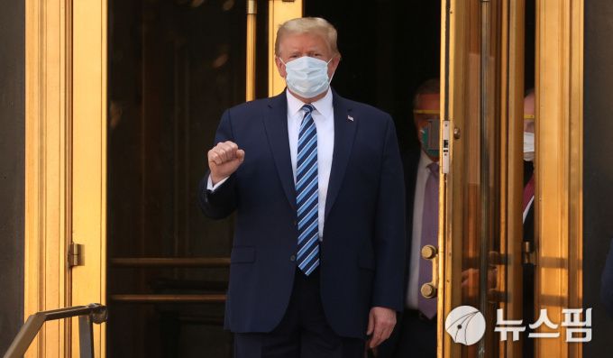 [베데스다 로이터=뉴스핌] 최원진 기자= 도널드 트럼프 미국 대통령이 월터 리드 육군의료센터를 나오면서 주먹 포즈를 취하고 있다. 2020.10.05