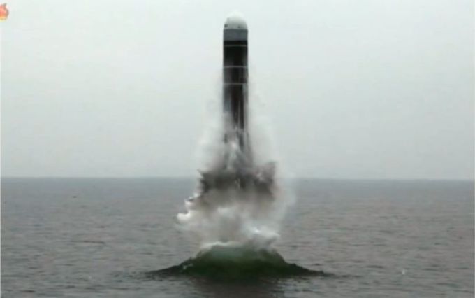 북한이 지난해 10월 2일 동해 원산만 수역에서 쏘아올린 잠수함발사탄도미사일(SLBM) '북극성-3형' 자료사진. [사진=조선중앙tv 캡처]