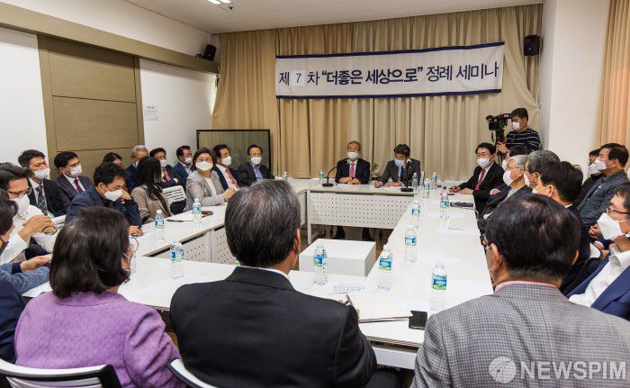 [서울=뉴스핌] 최상수 기자 = 김종인 국민의힘 비상대책위원장이 8일 오후 서울 마포구 현대빌딩에서 열린 보수진영 최대 전,현직 의원모임인 '마포포럼' 세미나에 참석해 인사말을 하고 있다. 이날 김종인 위원장은 '보수정당, 어떻게 재집권할 것인가'를 주제로 강연했다. 2020.10.08 kilroy023@newspim.com