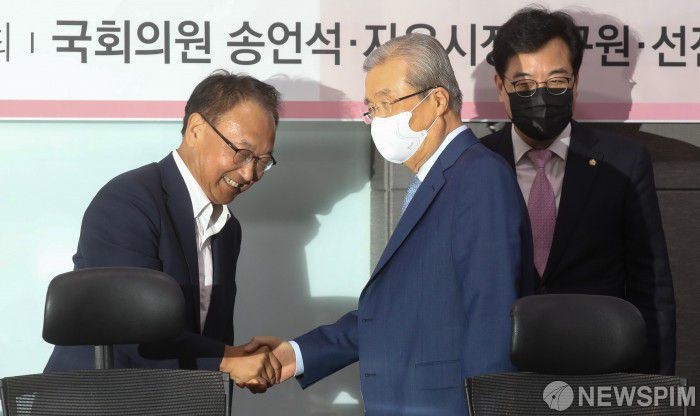 [서울=뉴스핌] 최상수 기자 = 유일호 전 경제부총리, 김종인 미래통합당 비상대책위원장이 지난 7월 21일 오후 서울 여의도 국회의원회관에서 열린 '문재인정부 부동산정책, 이래서 3040 집 살 수 있나?' 세미나에서 악수를 나누고 있다. 오른쪽은 송언석 의원. 2020.07.21 kilroy023@newspim.com