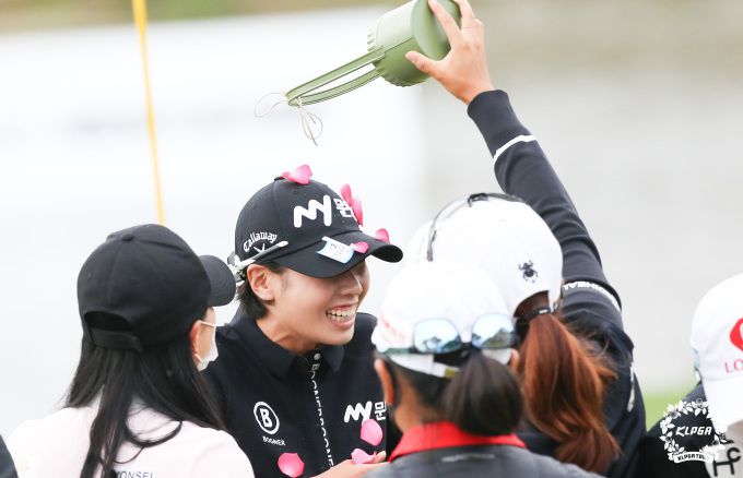 우승 축하 꽃잎 세레를 받는 안나린. [사진= KLPGA]