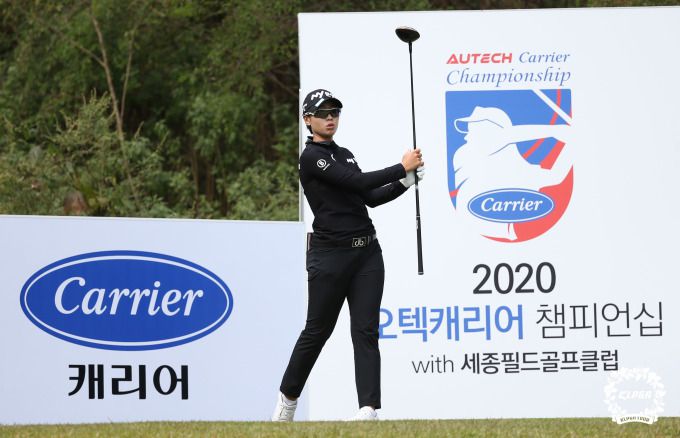 안나린이 4년만에 KLPGA 첫 우승 트로피를 안았다. [사진= KLPGA]